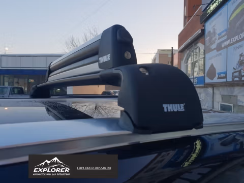 Фото установки крепления Thule SnowPack Extender 5 лыж или 2 сноуборда на Lexus RX