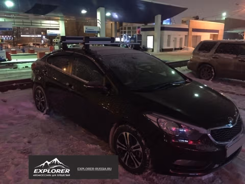 Фото установки крепления Thule SnowPack Extender 5 лыж или 2 сноуборда на Kia