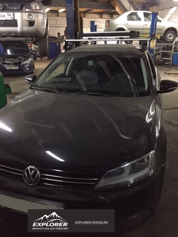 Фото установки крепления Thule SnowPack L Black 6 лыж или 4 сноуборда на Volkswagen Jetta