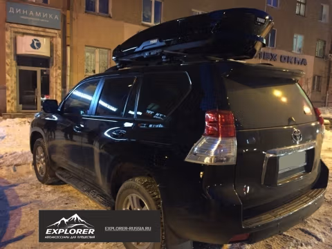 Фото установки багажника на Toyota Land Cruiser Prado, 5-dr SUV, 1998-2002 Thule WingBar Evo Black 1350 mm 2-pack (Арт. 711420-775000) на Toyota Land Cruiser Prado