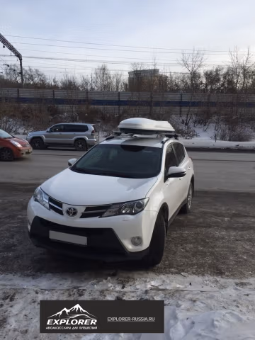 Фото установки багажника на Toyota RAV 4, 5-dr SUV, 2013- Thule WingBar Evo Black 1270 mm (Арт. 711320-775000) на Toyota RAV 4